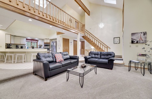 East Stroudsburg House | Newly remodeled 5BRHome-Hot Tub, Game & Poker rooms, Pool, Fire Pit, Kayaks, AC!