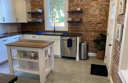 St. Louis House | Newly Remodeled 3 Bedroom - Off Street Parking