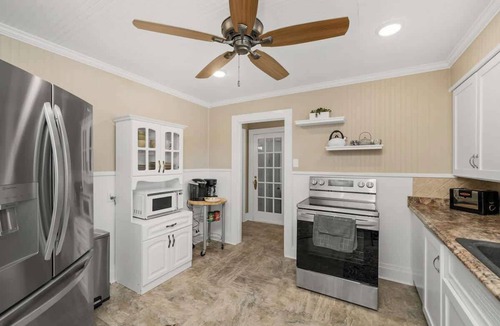 Van Buren House | Newly Remodeled 3BR in Town · Cherry Street