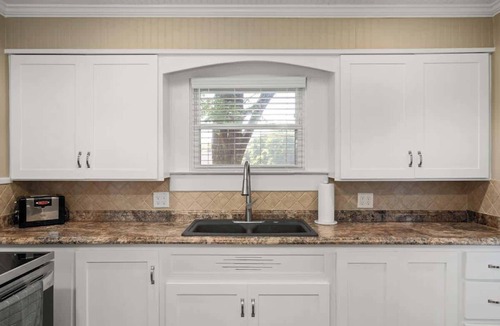 Van Buren House | Newly Remodeled 3BR in Town · Cherry Street
