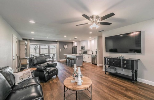 Arlington House | Newly Remodeled 3BR | Walk to Stadium + Parking