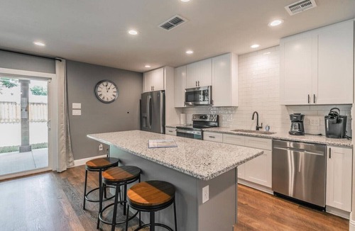 Arlington House | Newly Remodeled 3BR | Walk to Stadium + Parking