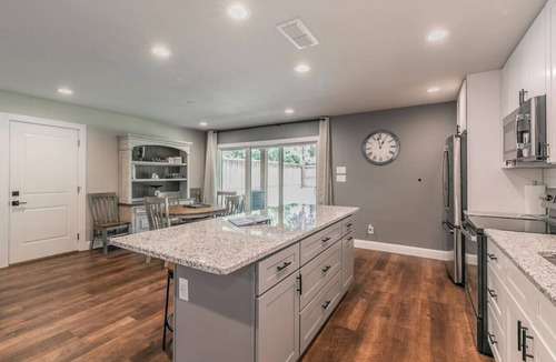 Arlington House | Newly Remodeled 3BR | Walk to Stadium + Parking