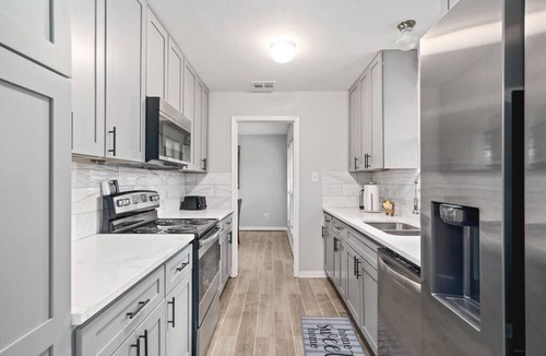 Southridge House | Newly remodeled 4 Bedroom 3 full bath