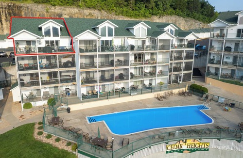 Camdenton Condo | Newly remodeled 4BDR/3BA modern condo with 12x28 BOAT SLIP