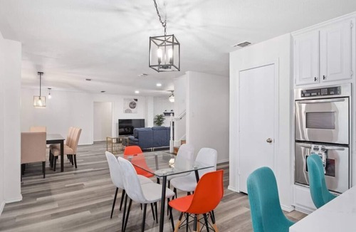 Allen House | Newly remodeled 5BR 3BA w/pool 16 ppl