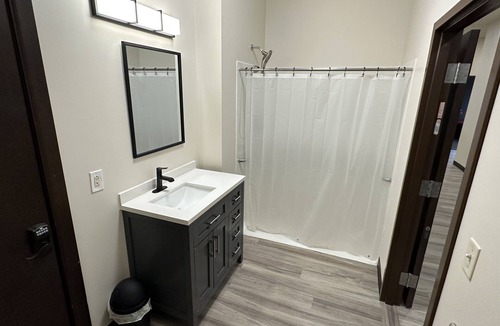 Mattoon Hotel | Newly Remodeled! - A4 Queen Rm Private Bathroom, Shared Shower (Lockable)