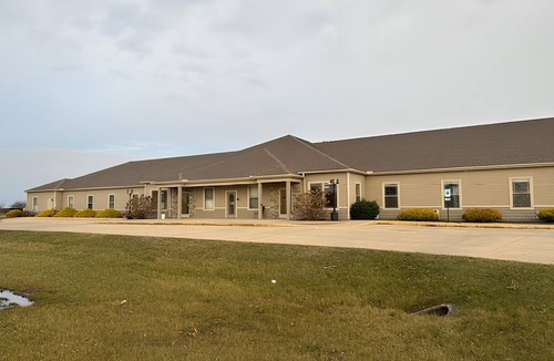 Mattoon Hotel | Newly Remodeled! - A4 Queen Rm Private Bathroom, Shared Shower (Lockable)