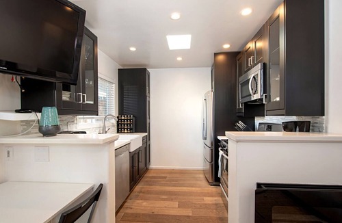 Crown Point Apartment | Newly Remodeled Contemporary yet Cozy PB Retreat with Private Courtyard