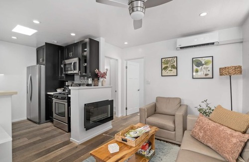 Crown Point Apartment | Newly Remodeled Contemporary yet Cozy PB Retreat with Private Courtyard