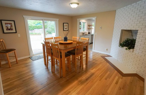 Cal Young House | Newly remodeled cozy home with large yard. Close to U of O, Autzen, and Oakway.