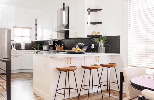 Highland House | Newly Remodeled Downtown Loft – Free Parking, 5 Bds, Fully Stocked