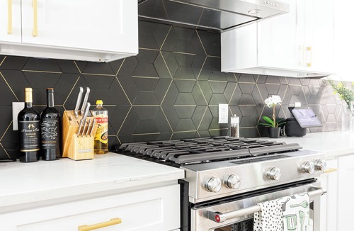 Highland House | Newly Remodeled Downtown Loft – Free Parking, 5 Bds, Fully Stocked