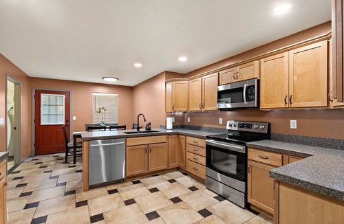 Hutchinson House | Newly remodeled duplex Unit B, centrally located duplex, perfect for you!