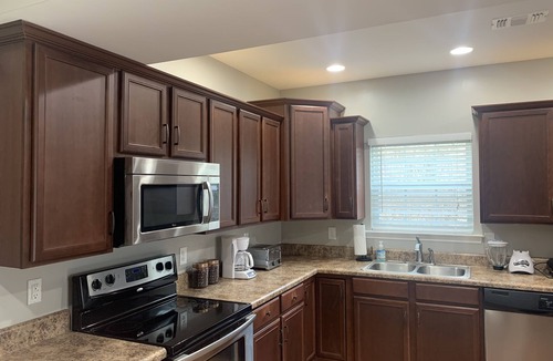 Lebanon House | Newly remodeled, Hot Tub, 70n inch tv Private Entrance, Convenient location