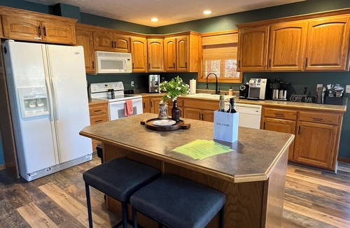 Golden House | Newly remodeled Lake Frontage Cabin Hot Tub Arcade 2 Fire pit areas TRIPLE Decks