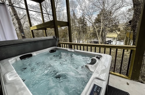 Golden House | Newly remodeled Lake Frontage Cabin Hot Tub Arcade 2 Fire pit areas TRIPLE Decks