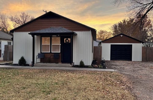 Manhattan House | Newly Remodeled! Lauren's Little Apple Bungalow