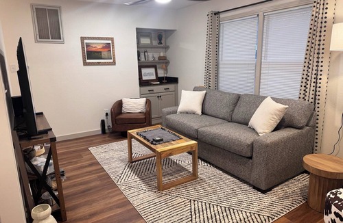 Manhattan House | Newly Remodeled! Lauren's Little Apple Bungalow