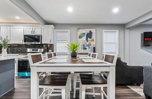 Gages Lake House | Newly remodeled Near Lake 4BR Hot Tub Navy Family home