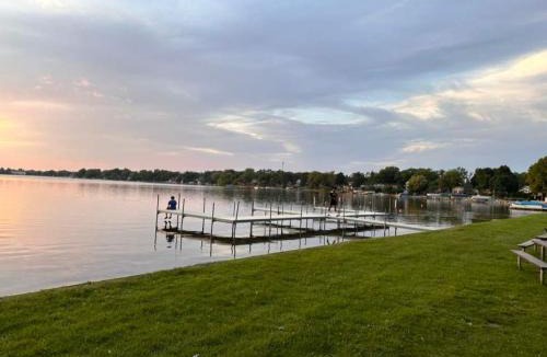 Gages Lake House | Newly remodeled Near Lake 4BR Hot Tub Navy Family home