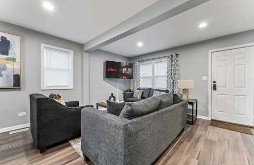 Gages Lake House | Newly remodeled Near Lake 4BR Hot Tub Navy Family home