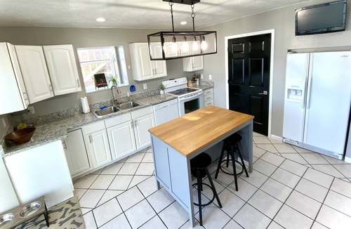 Kaiser House | Newly Remodeled, Pet Friendly, Heart of the State Park, Fisherman’s Paradise!