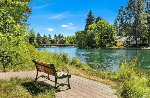 Bend House | Newly Remodeled Top-floor Condo near Downtown Bend