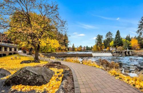 Bend House | Newly Remodeled Top-floor Condo near Downtown Bend