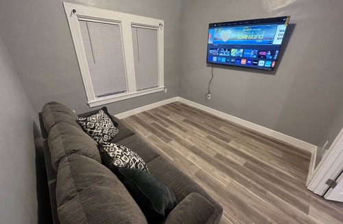 North Oak Park House | Newly remodeled Victorian minutes from downtown