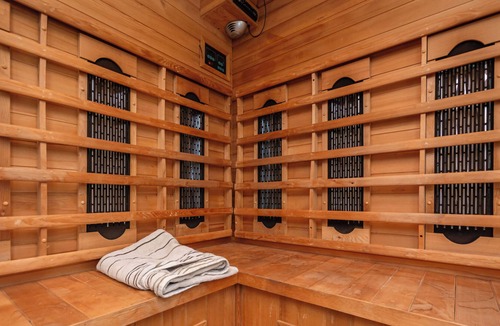 Apple Hill House | Newly Remodled home walking distance to APPLE HILL + SAUNA