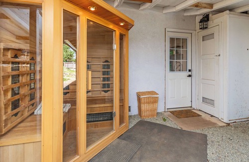 Apple Hill House | Newly Remodled home walking distance to APPLE HILL + SAUNA