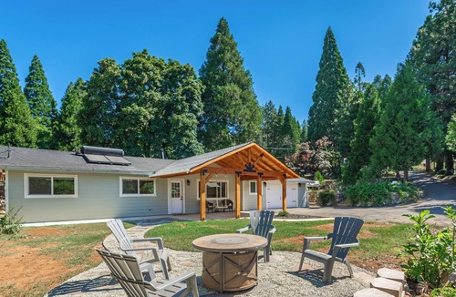 Apple Hill House | Newly Remodled home walking distance to APPLE HILL + SAUNA