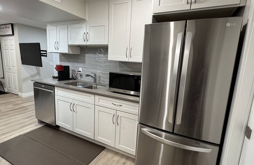 Montgomery House | Newly Renovated 2 Bed + 1 Bath