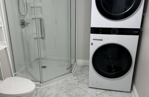 Montgomery House | Newly Renovated 2 Bed + 1 Bath