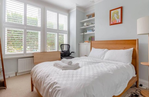 Earlsfield Apartment | Newly Renovated 2 Bedroom Apartment in Earlsfield with Garden