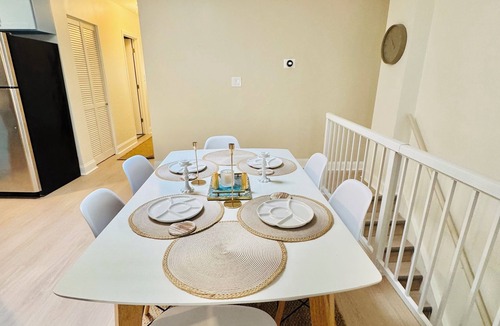 Sheffield Neighbors Apartment | NEWLY RENOVATED 2 BR UNIT - NEAR DEPAUL UNIV & CTA - WALKABLE AREA