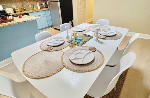 Sheffield Neighbors Apartment | NEWLY RENOVATED 2 BR UNIT - NEAR DEPAUL UNIV & CTA - WALKABLE AREA