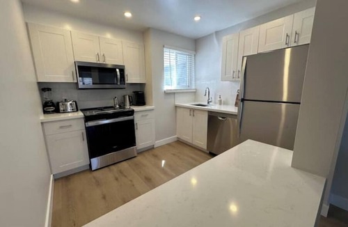 Port Credit Apartment | Newly Renovated 2 Bedroom Beauty! Located in Port Credit, Mississauga.