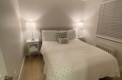 Port Credit Apartment | Newly Renovated 2 Bedroom Beauty! Located in Port Credit, Mississauga.