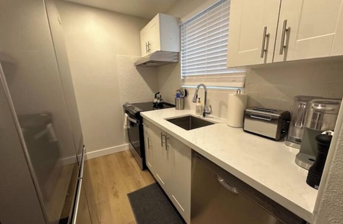 Port Credit Apartment | Newly Renovated 2 Bedroom Apartment on the Lakeshore in Port Credit.