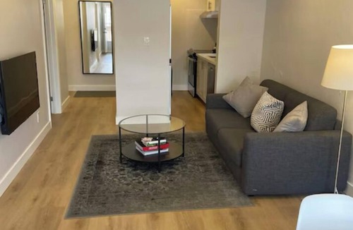Port Credit Apartment | Newly Renovated 2 Bedroom Apartment on the Lakeshore in Port Credit.