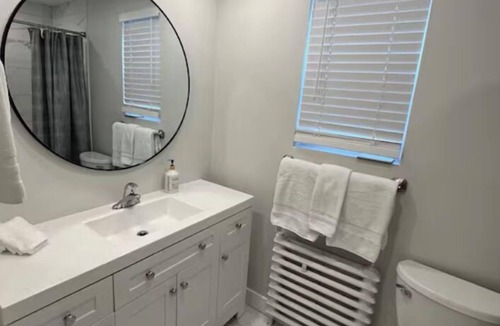 Port Credit Apartment | Newly Renovated 2 Bedroom Apartment on the Lakeshore in Port Credit.