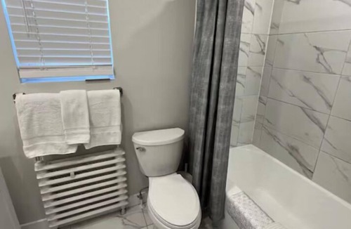 Port Credit Apartment | Newly Renovated 2 Bedroom Apartment on the Lakeshore in Port Credit.