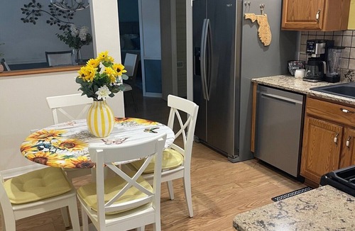 Sanibel House | Newly Renovated 2BR/2BA + Golf Cart, WiFi & Streaming!