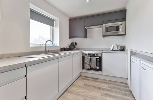 Sheffield Apartment | Newly Renovated 3 bed 2 bath Apartment & Parking
