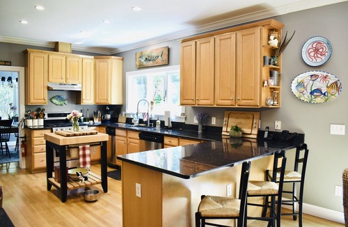 Edgartown House | NEWLY RENOVATED! 5-Star, Edgartown Colonial with Central AC
