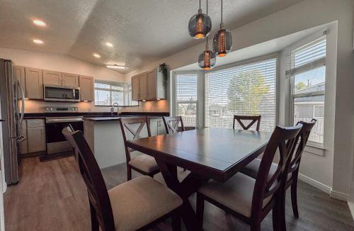 Kearns House | Newly Renovated 5 BR 3 Bth in SLC