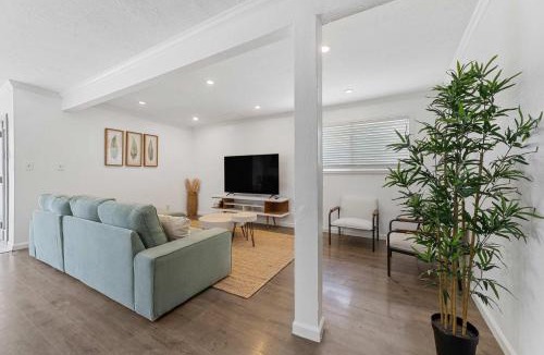 Port Arthur House | Newly Renovated 6BR 3BA Port Arthur Home with Hot Tub