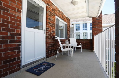 Admiral Estates Condo | Newly renovated Beach Block Condo with Pool